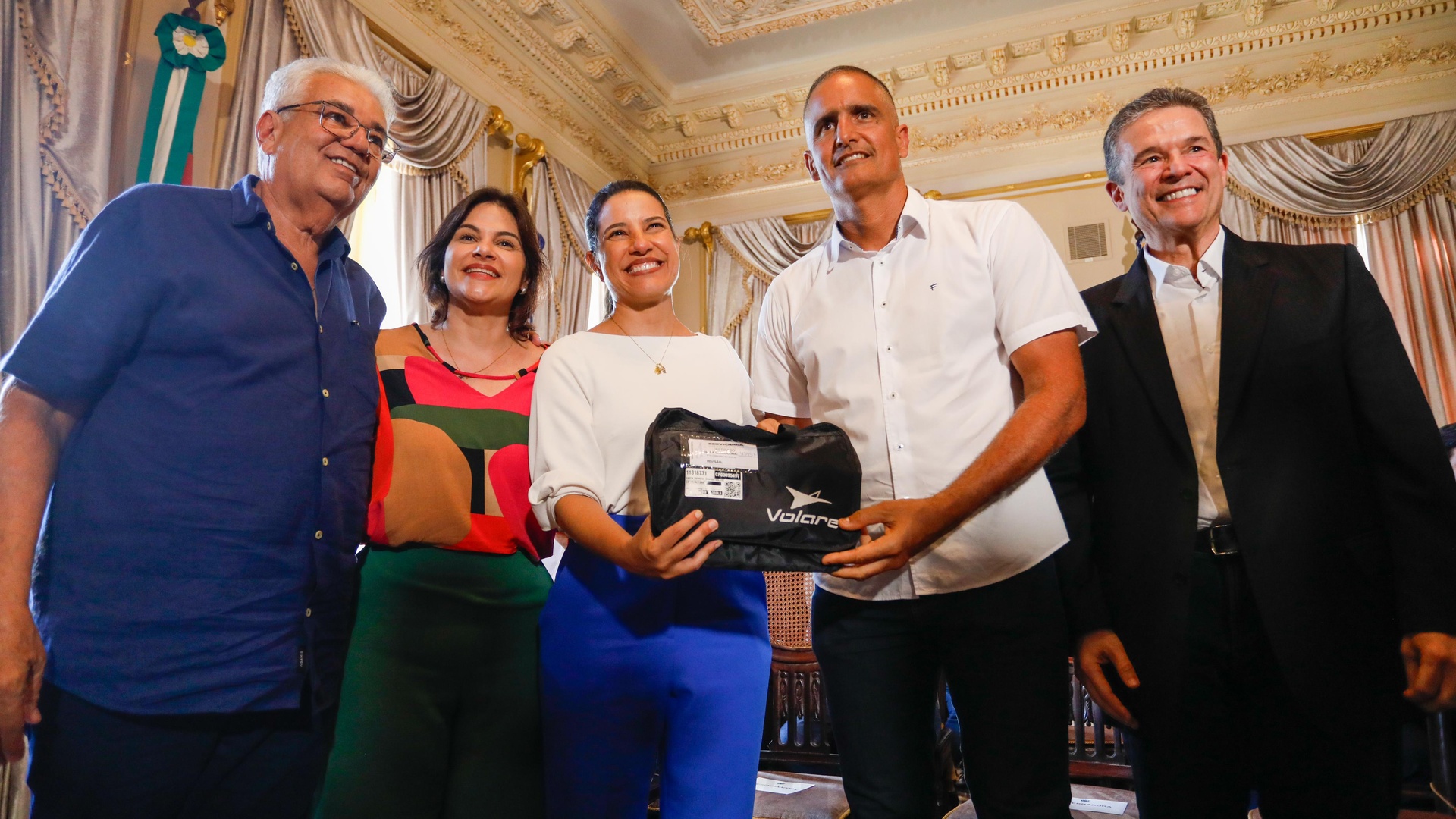 Governadora Raquel Lyra entrega ônibus escolares