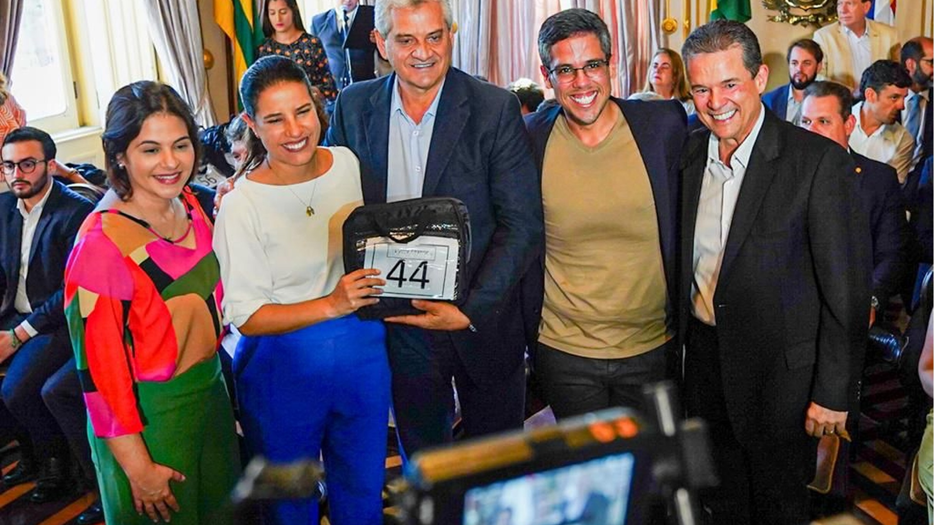 Jarbas Filho participa da entrega de ônibus escolares