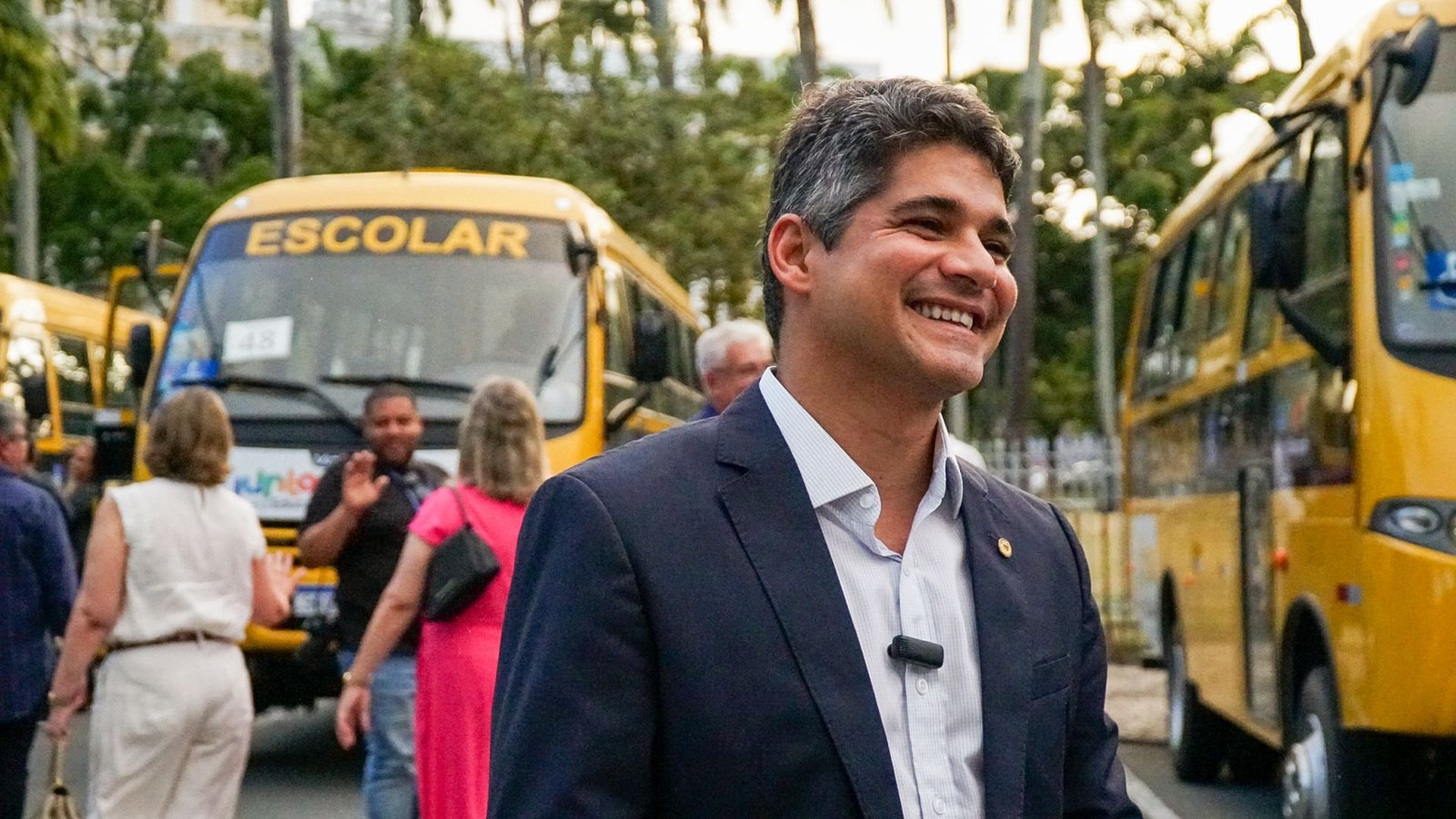 Renato Antunes entrega ônibus escolar