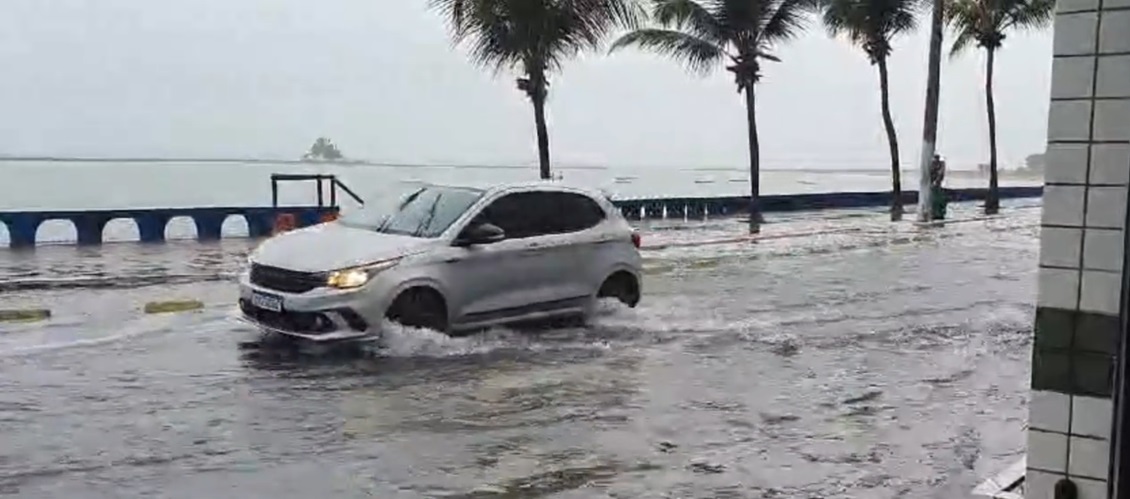 Na Beira-Mar de Olinda, os carros sofrem com inundações quando começa a chover