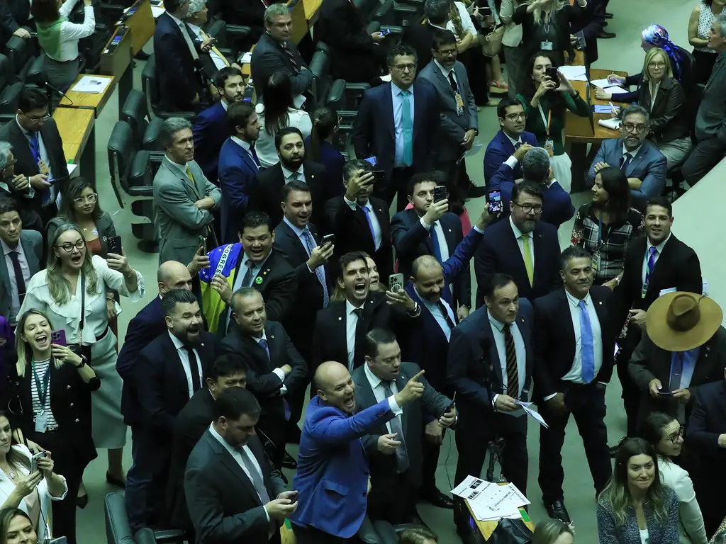 Parte dos deputados festejam a manutenção do veto de Bolsonaro à lei que punia fake news Foto :Lula Marques/ Agência Brasil