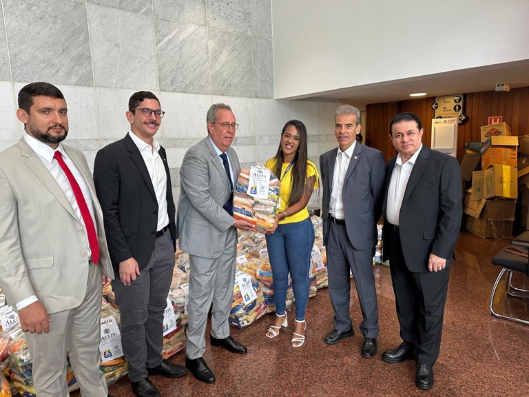 Presidente da Alepe, Álvaro Porto fez a entrega de alimentos para a organização Mães de Anjos