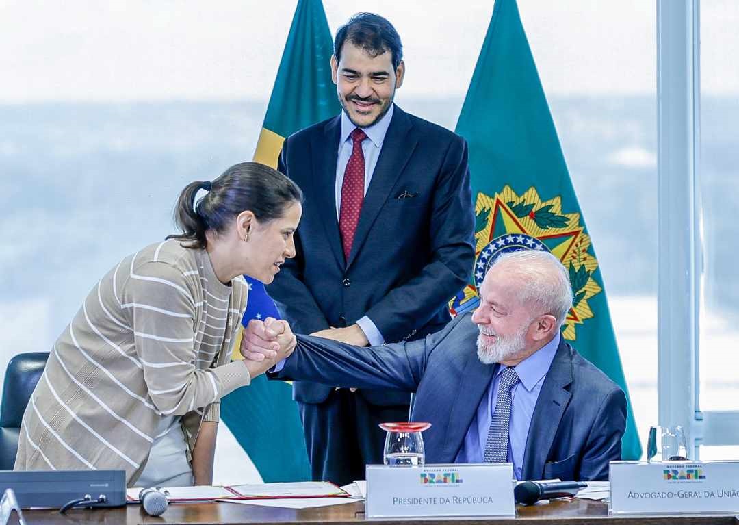 A governadora Raquel Lyra e o presidente Lula celebram a assinatura do acordo para prédios-caixão Foto Ricardo Stuckert PR