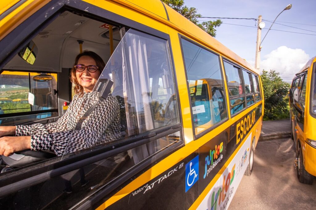 Deputada estadual Débopra Almeida foi conferir os ônibus entreguess às prefeituras Foto: Matheus Augusto/Divulgação
