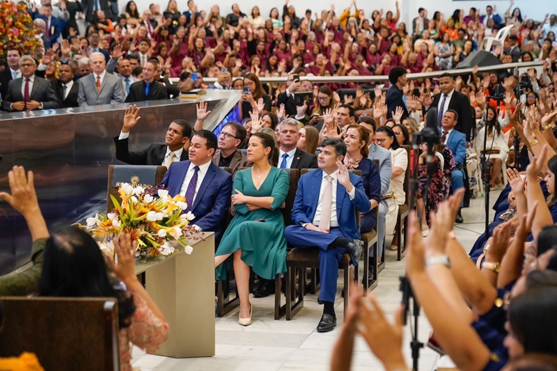 Governadora Raquel Lyra e o deputado Eduardo da Fonte participam de culto na Assembleia de Deus
