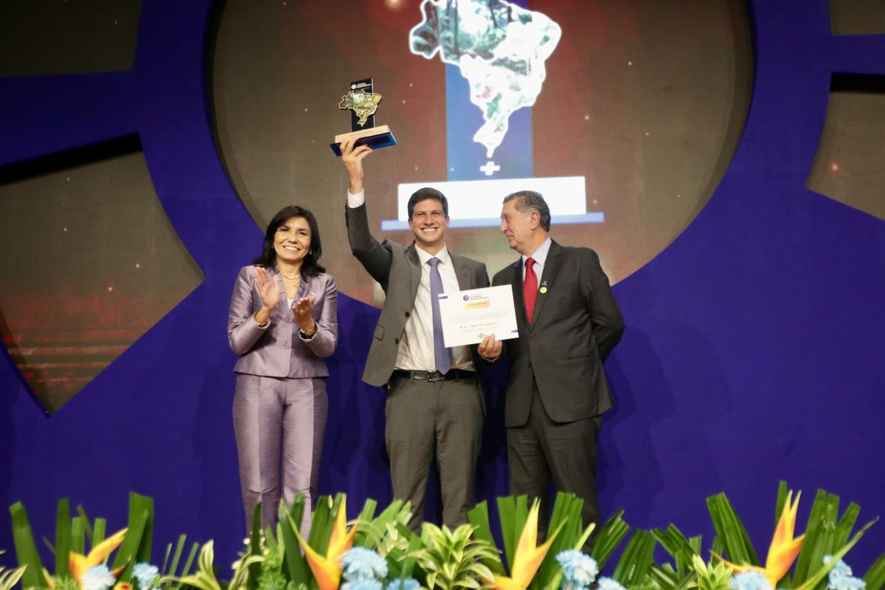 Prefeito João Campos comemora a conquista da PCR, com um prêmio do Sebrae Foto Divulgação