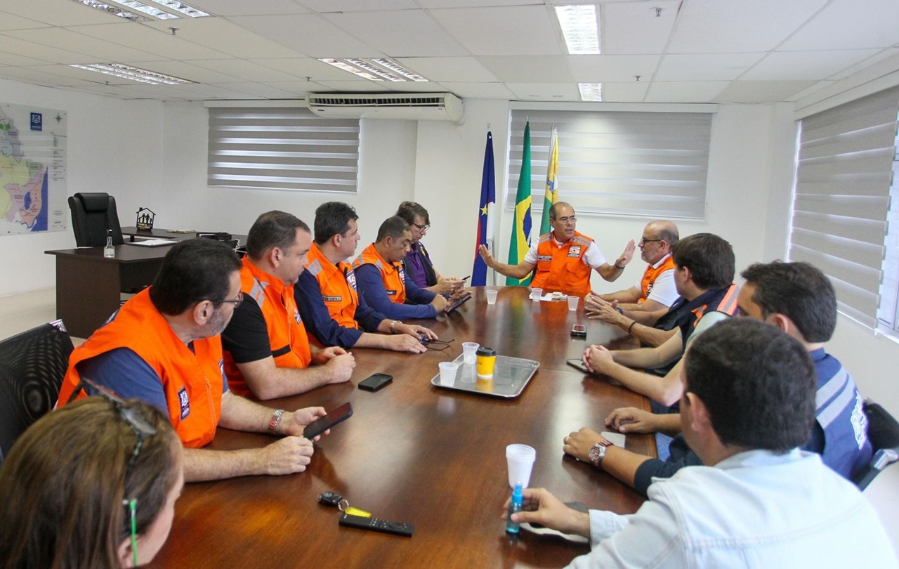 Prefeito Mano Medeiros discute as consequênncias das chuvas com a equipe da Defesa Civil Foto Edilson Júnior PJG
