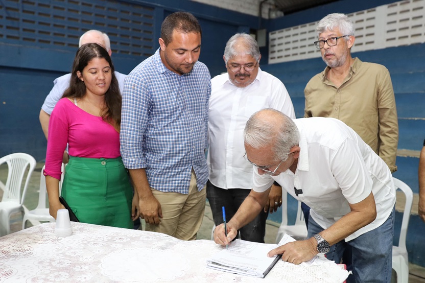 Prefeito Yves Ribeiro assinou o projeto de regularização funciária que beneficiará 600 famílias