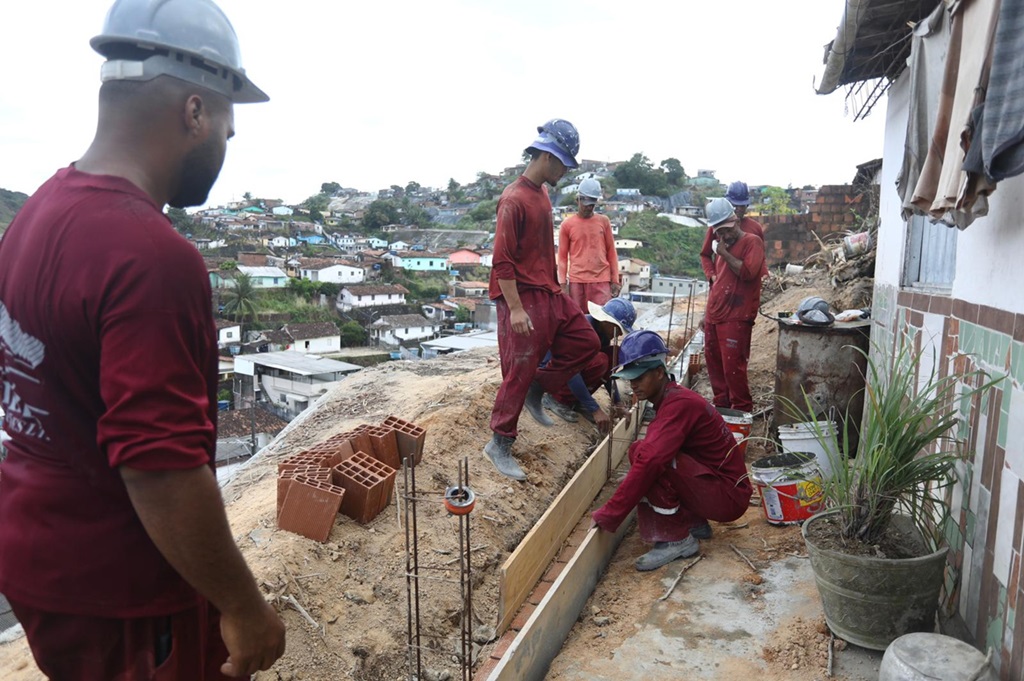 Equipes contratadas pela PCR trabalham para realizar obras no Córrego do Jenipapo Foto Helia Scheppa PCR