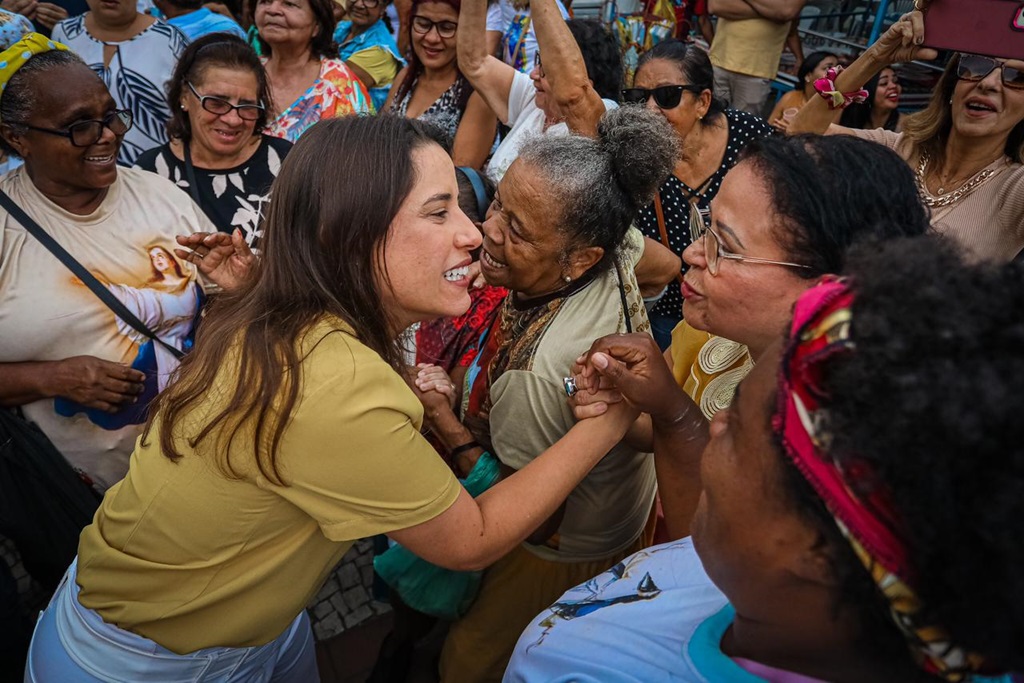 Governadora Raquel Lyra saúda os fiéis durante a celebração de Nossa Senhora do Carmo Foto: Janaína Pepeu/Secom