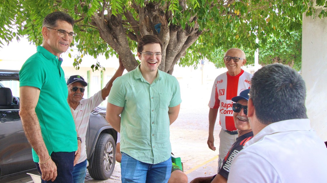 Miguel Duque e o seu vice, Marcos Godoy, está caminhando por Serra Talhada e ouvindo a população