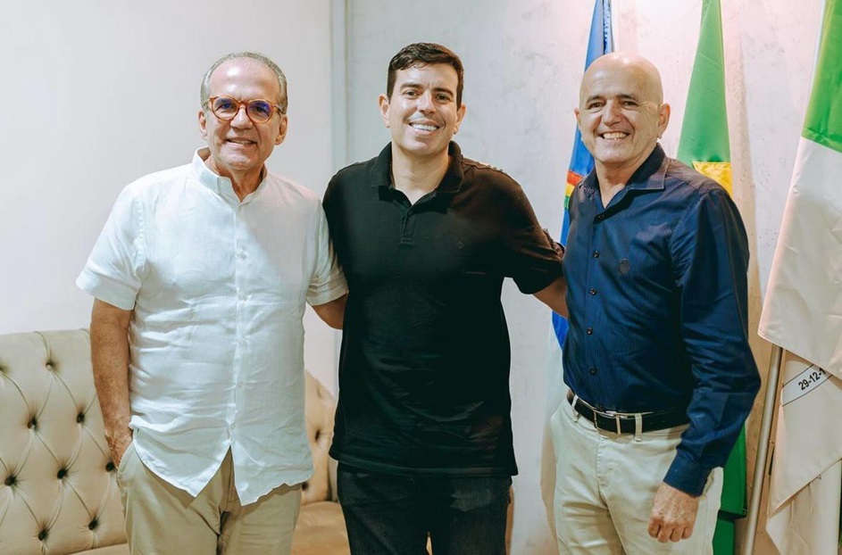 Senador Fernando Dueire (e) esteve com o prefeito de Camocim de São Félix, Giorge Bezerra (c)