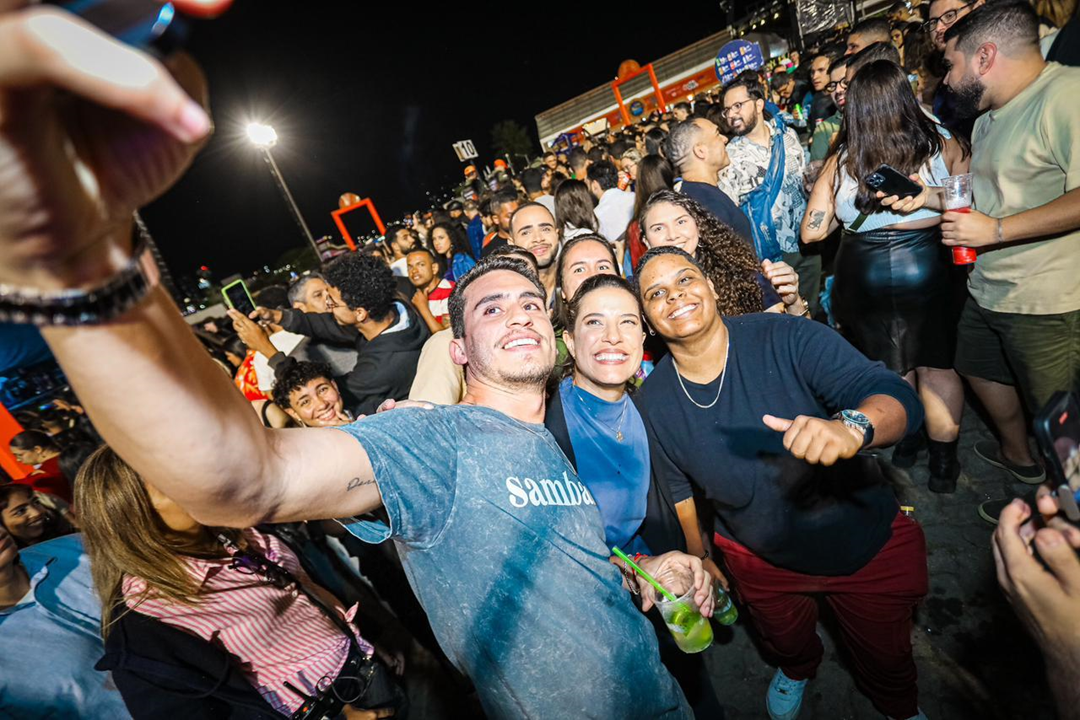 A governadora Raquel Lyra circulou entre os presentes no Festival Pernambuco Meu País em Caruaru Foto: Janaina Pepeu/Secom