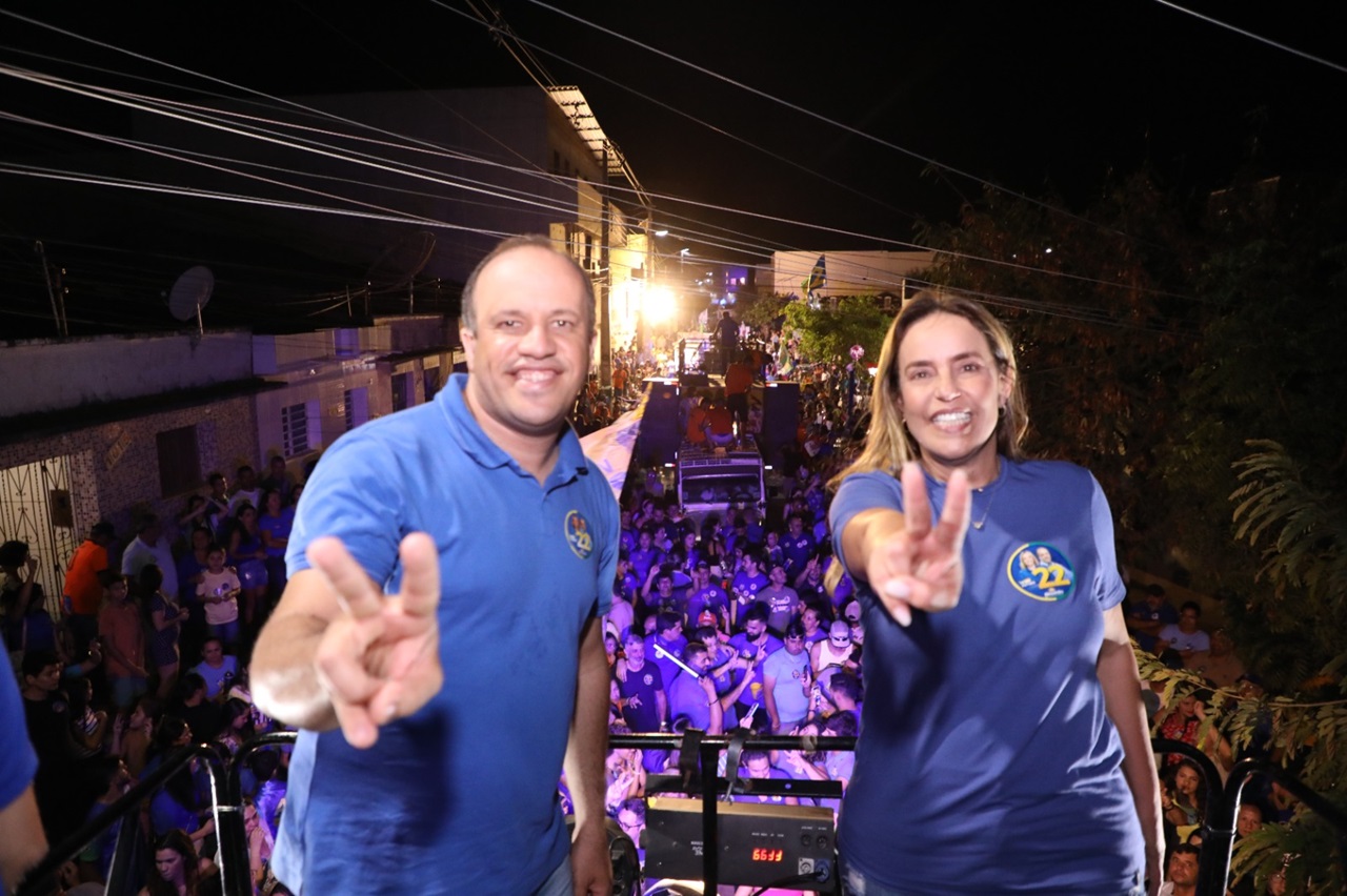 Alessandra Vieira e seu vice, Presbítero Ezequias, comandaram caminhada em Santa Cruz do Capibaribe