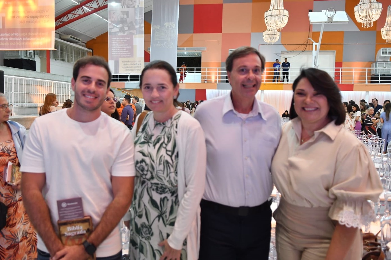 Candidato a prefeito do Recife, Gilson Machado participou de um culto no Colégio Agnes