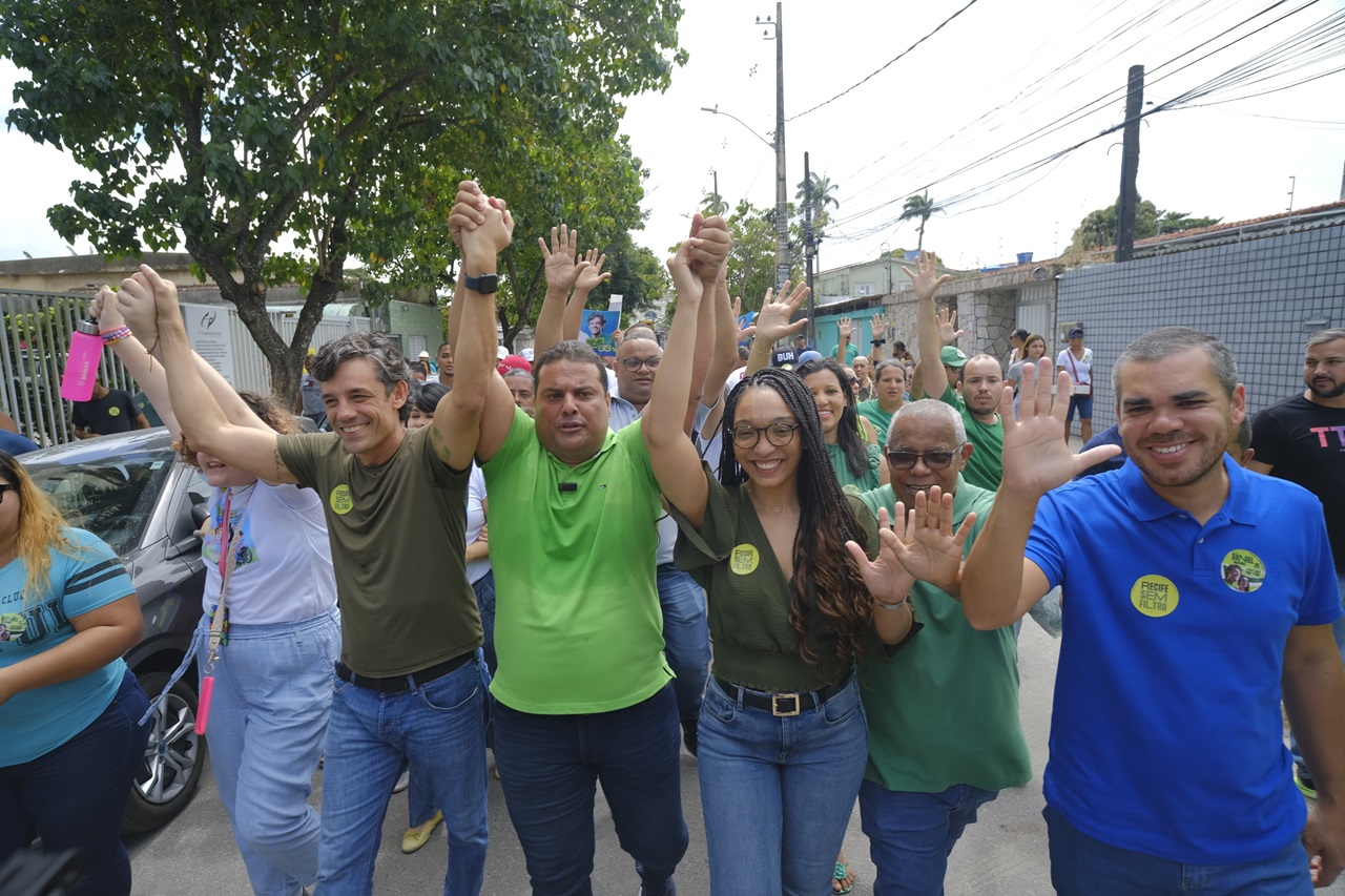 Daniel Coelho e a sua vice Mariana Melo participaram de uma caminhada na Varzea Foto Arthur de Souza Divulgação