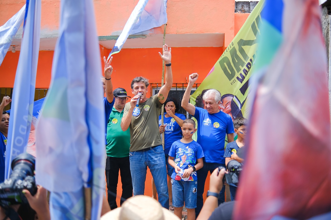 Daniel disse que pediu à governadora Raquel Lyra uma ação na comunidade, que foi beneficiada Foto Arthr de Souza