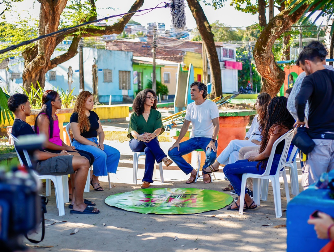 Daniel e Mariana conversaram com os jovens recifenses sobre as preocupações deles com a cidade Foto Arthue de Souza Divulgação