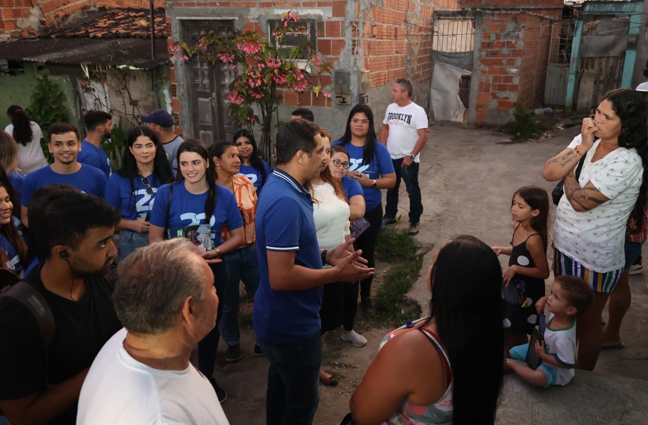 Fernando Rodolfo fez porta a porta por vários bairros em Caruaru