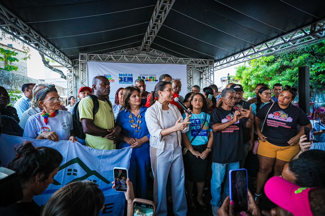 Governadora Raquel Lyra destacou o programa Morar Bem Pernambuco durante a doação do terreno Foto Janaina Pepeu Secom