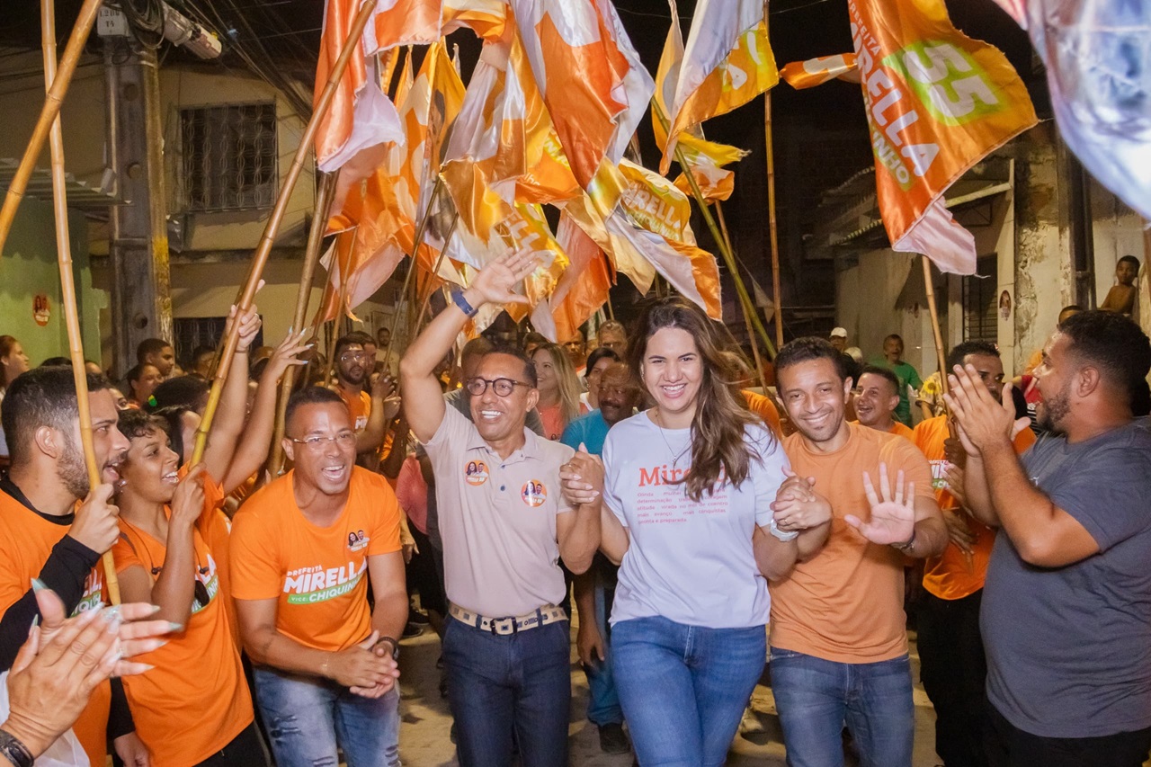 Mirella Almeida participou de caminhada ao lado de Lupércio, em Peixinhos Foto Divulgação