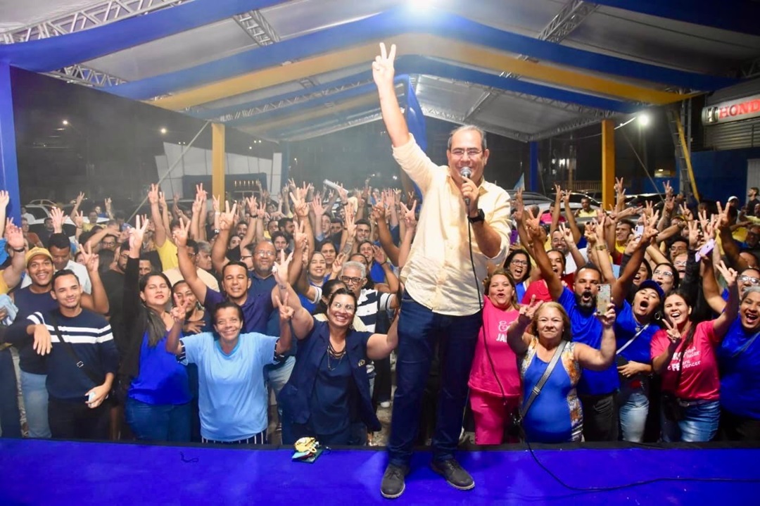 O prefeito e candidato à reeleição Mano Medeiros destacou a animação da militância, na partida da campanha Foto Divulgação