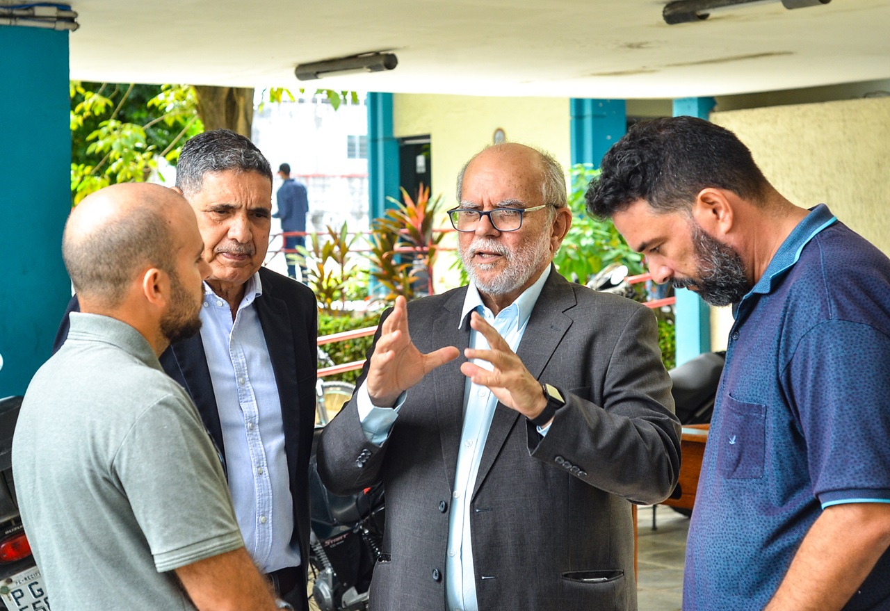 Os deputados Waldemar Borges e João Paulo, da Comissão de Educação, conversaram com pais de alunos da Escola de Aplicação do Recife