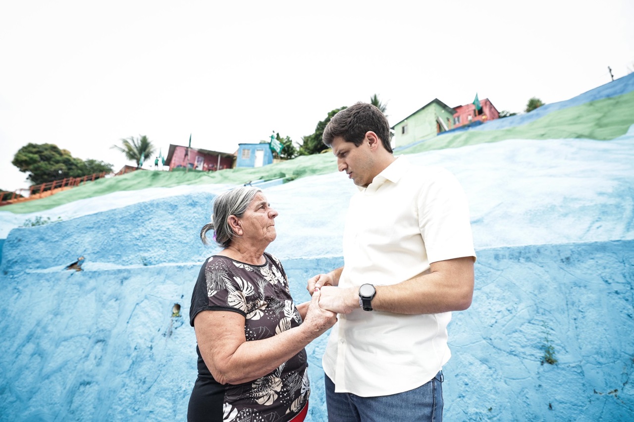 Prefeito e candidato à reeleição, João Campos fez uma visita ao Ibura e prometeu obras Foto Rodolfo Roupert