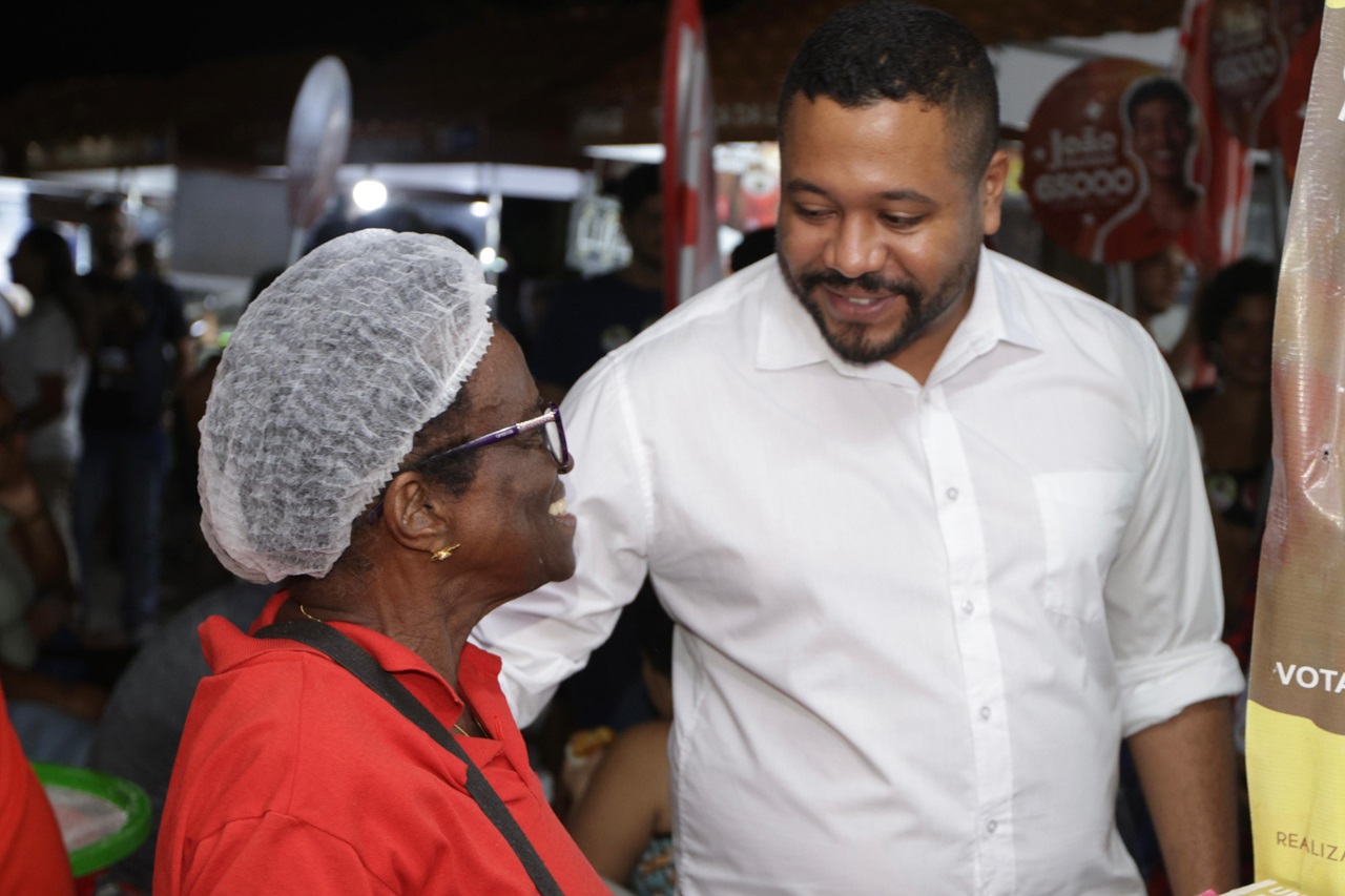 Vinicius Castello conversou com os comerciantes do Alto da Sé, que reclamam de abandono Foto Charles Johnson