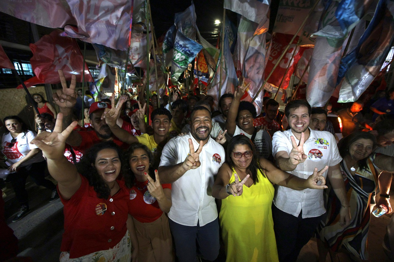 Vinicius Castello reuniu lideranças de vários partidos na caminhada pelas ladeiras de Olinda Foto Chales Johnson Divulgação