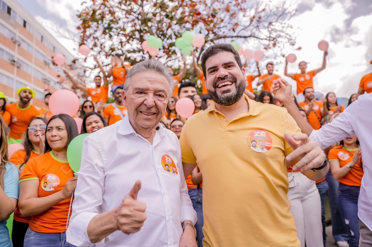 Zé Queiroz e Tonynho fizeram a largada da campanha na estátua de Onildo Almeida