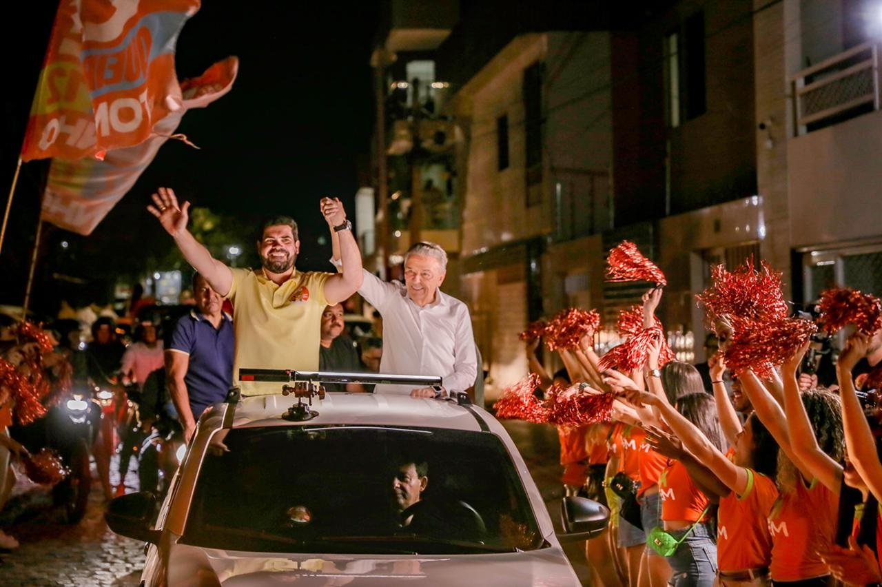 Zé Queiroz e Tonynho percorreram dois bairros e conversaram com a população Foto Tiago Calazans