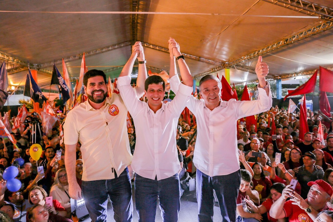 Zé Queiroz e Tonynho receberam João Campos na convenção que homologou a chapa Foto Tiago Calazans Divulgação