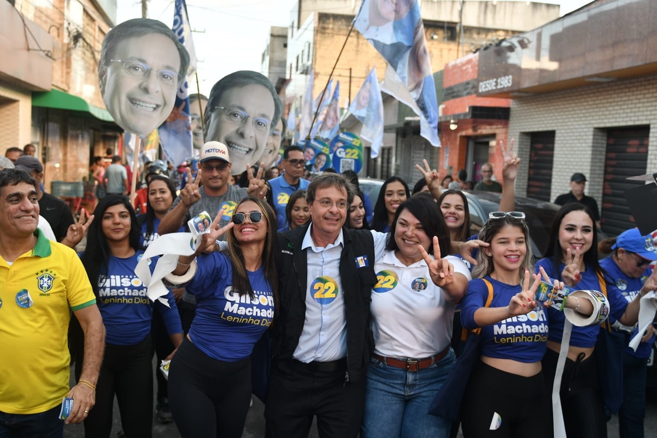 Ao lado da sua vice, Leninha, Gilson comandou caminhada no Pina Foto Ademar Filho Divulgação