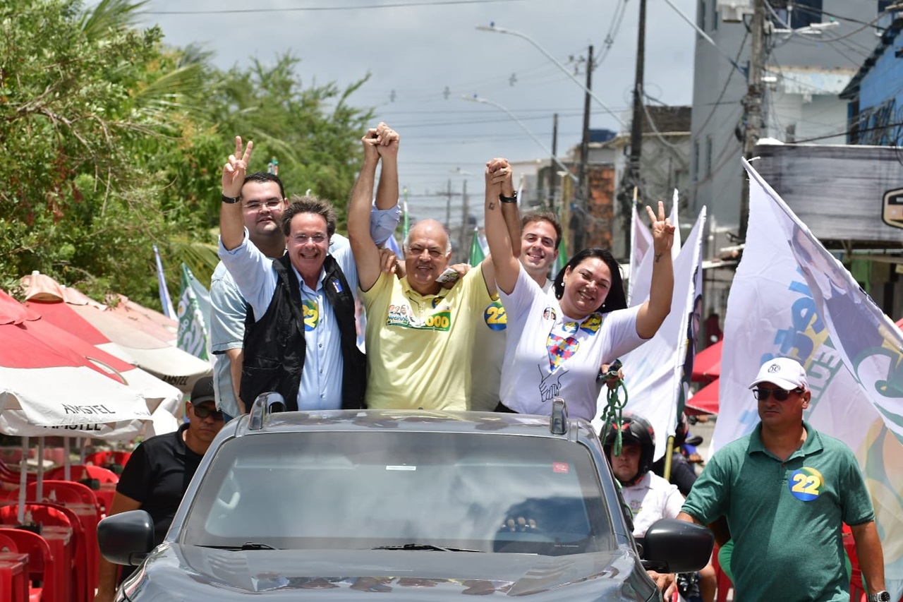 Candidato do PL, Gilson foi bastante festejado por onde a carreata passou Foto Ademar Filho