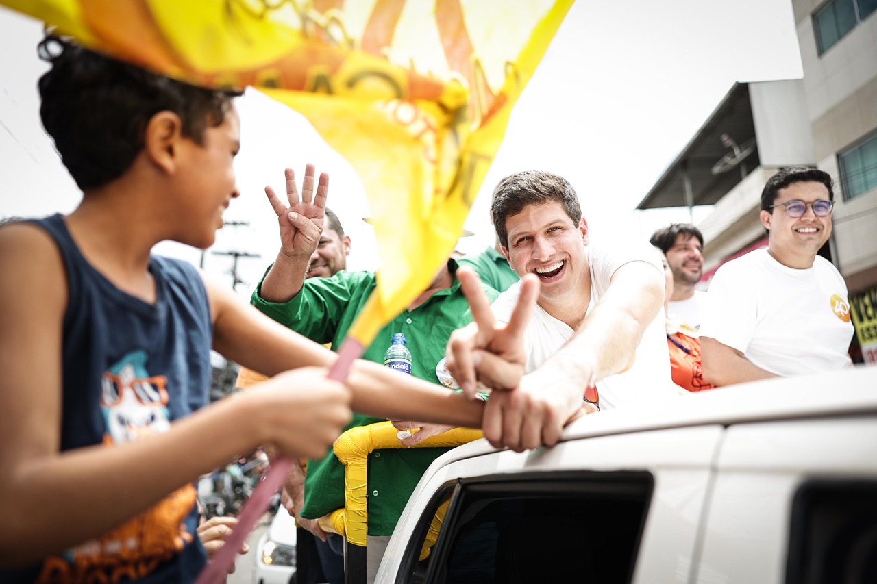 Carreata comandada por João Campos passou por 10 bairros Foto rodolfo Loepert