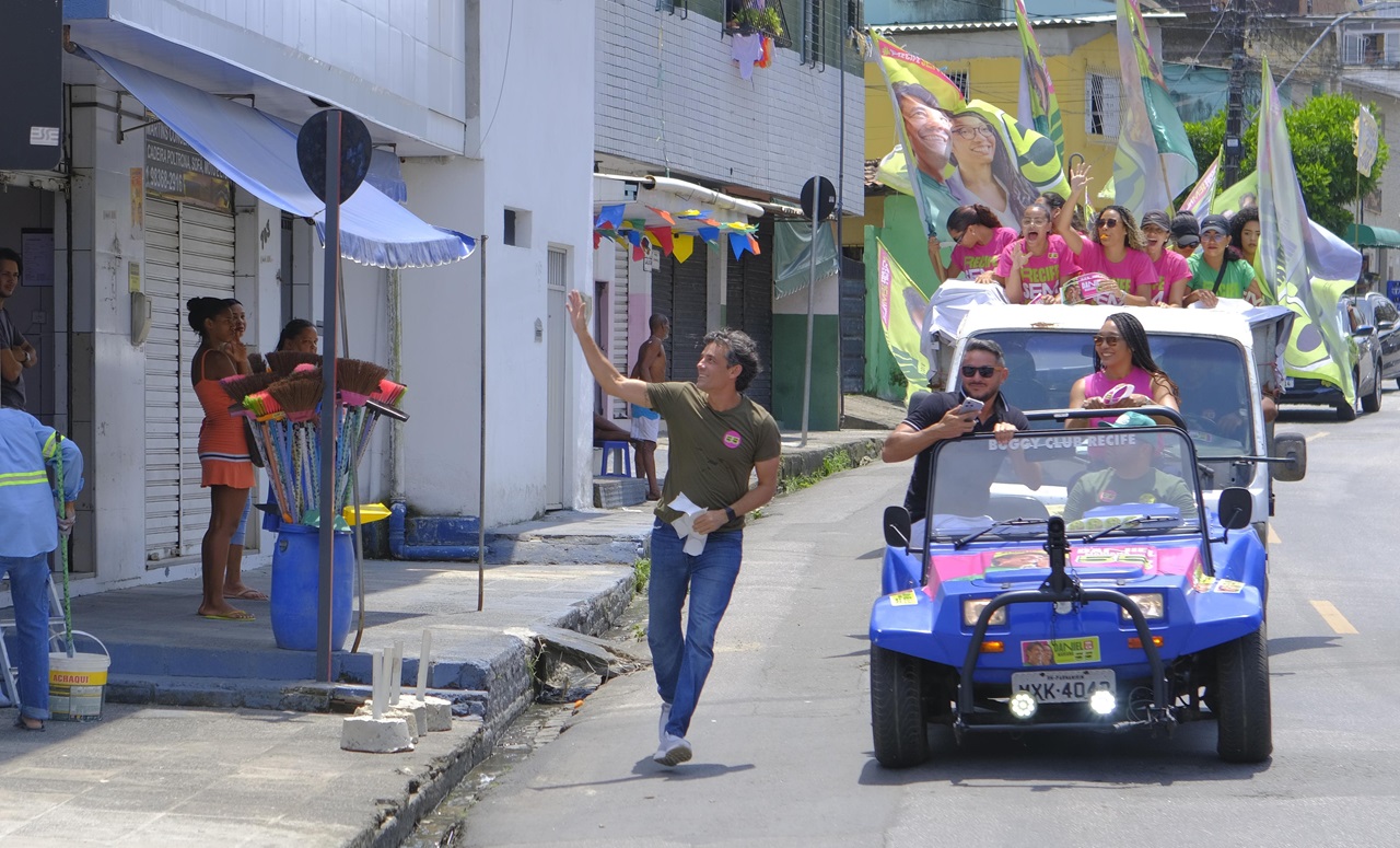 Daniel Coelho comandou carreata por seis bairros da Zona Norte Foto Arthur de Souza Divulgação