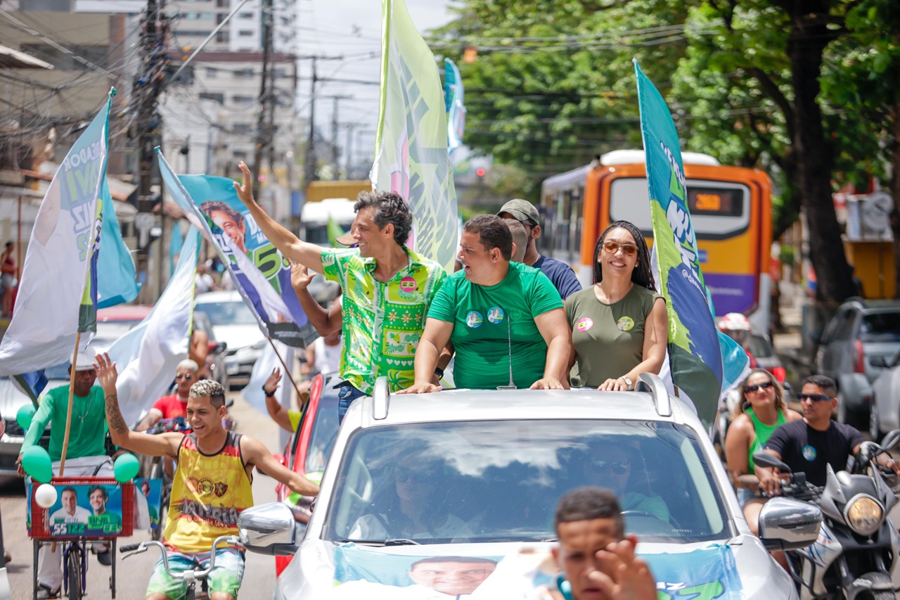 Daniel Coelho e sua vice Mariana Melo comandaram carreata pela Várzea e Arruda Foto Arthur de Souza Divulgação