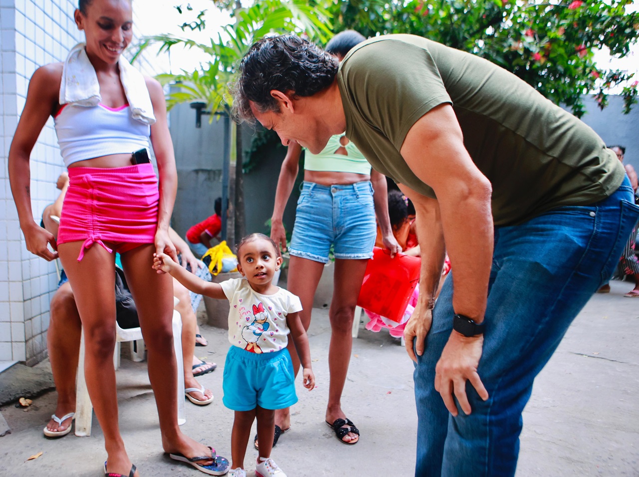 Daniel Coelho ouviu relatos sobre as dificuldades das pessoas Foto Arthur de Souza