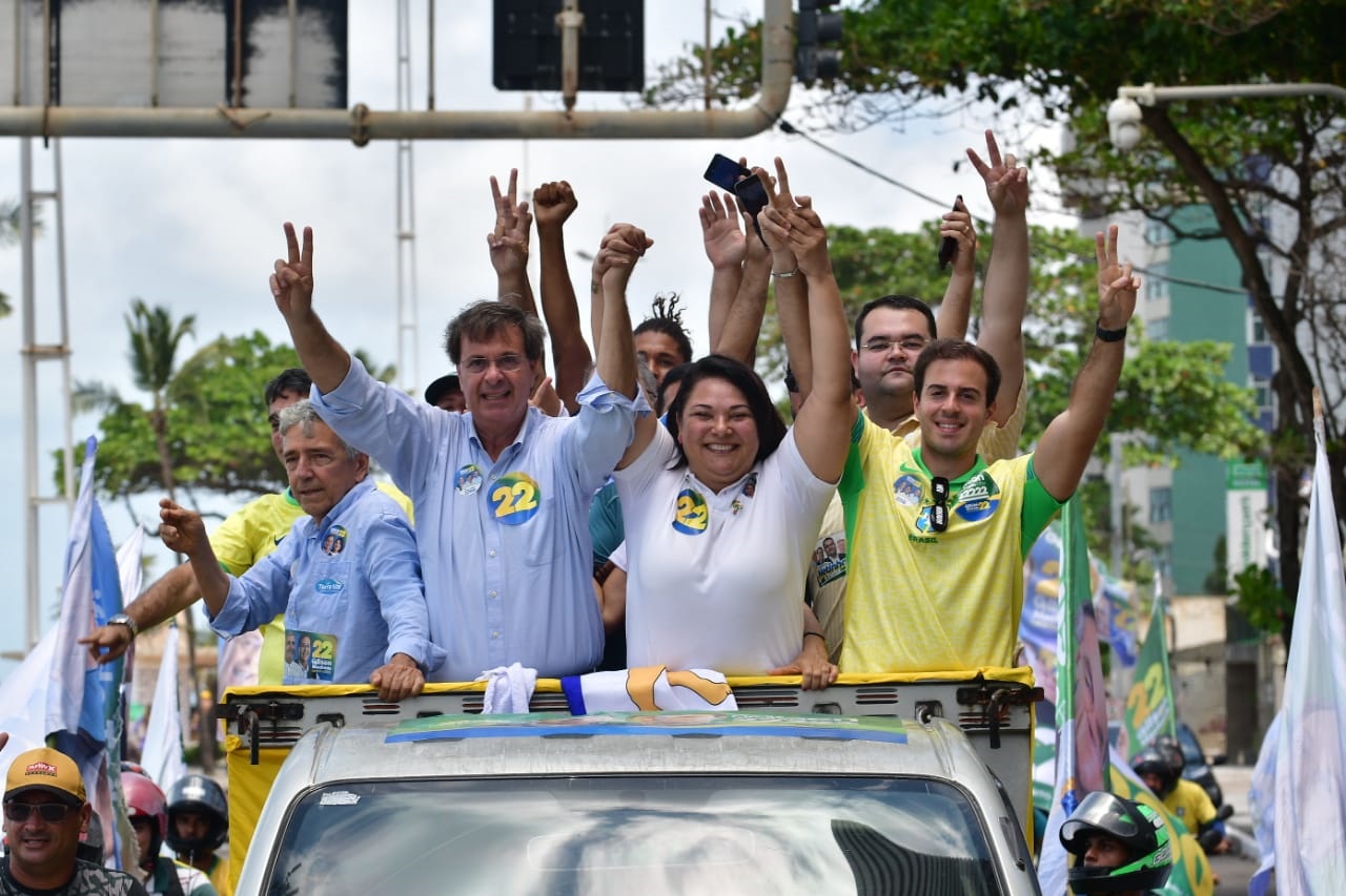 Gilson, Leninha e candidatos a vereador participaram de carreata por Boa Viagem Foto Ademar Filho