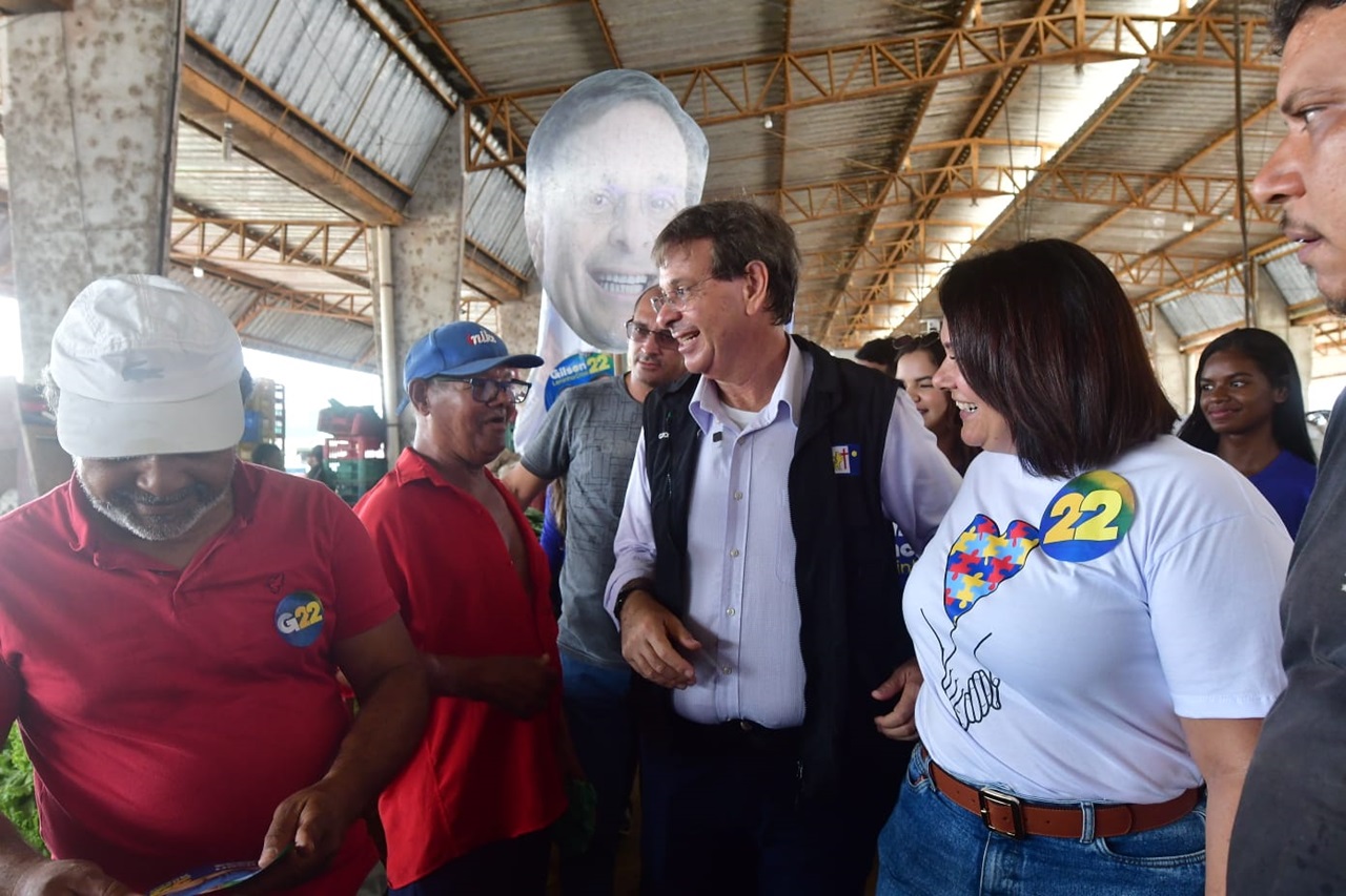 Gilson Machado e Leninha Dias caminharam entre os comerciantes e ouviram as demandas Foto Ademar Filho Divulgação