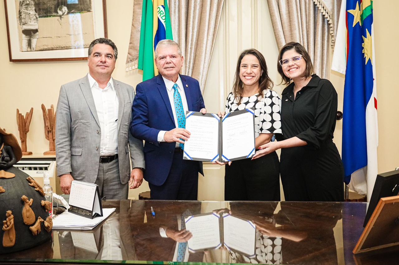 Governadora Raquel Lyra assinou a cessão do terreno em Rio Formoso com o presidente do TJPE, Ricardo Paes Barreto Foto Janaina Pepeu Secom