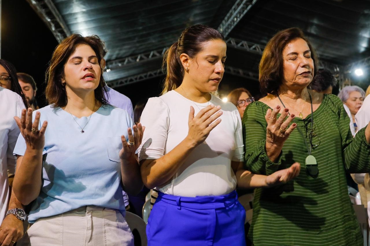 Governadora Raquel Lyra participou da missa no Morro daa Conceição o lado de Priscila Foto Miva Filho Secom