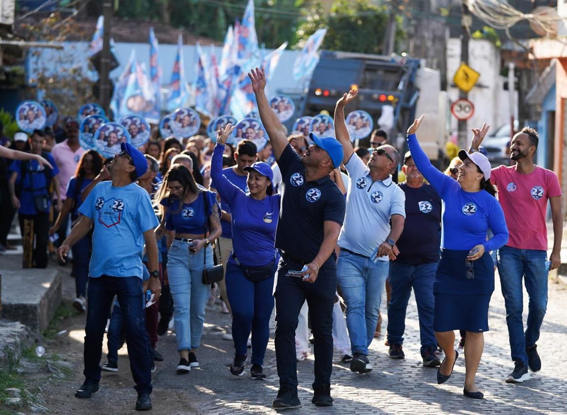 Heitor de Enoque comandou caminhada por três bairros ao lado da sua vice Foto Peu Ricardo Divulgação