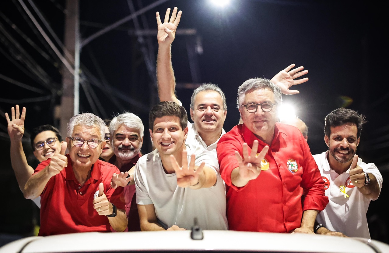 João Campos, Elias Gomes e Alexandre Padilha comandaram carreata nos dois municípios