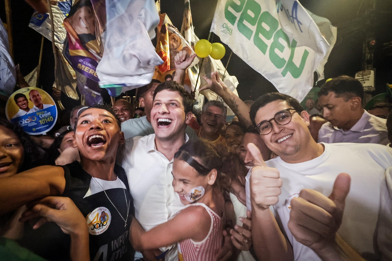 João Campos contou com a participação do seu vice na chapa, Victor Marques, no Coque Foto Rodolfo Loupert Divulgação