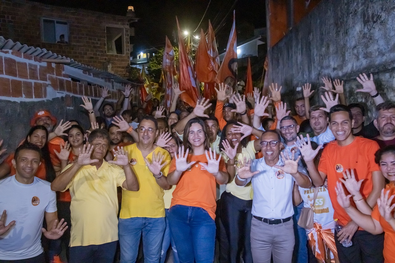 Mirella caminhou ao lado de Lupércio no Amaro Branco