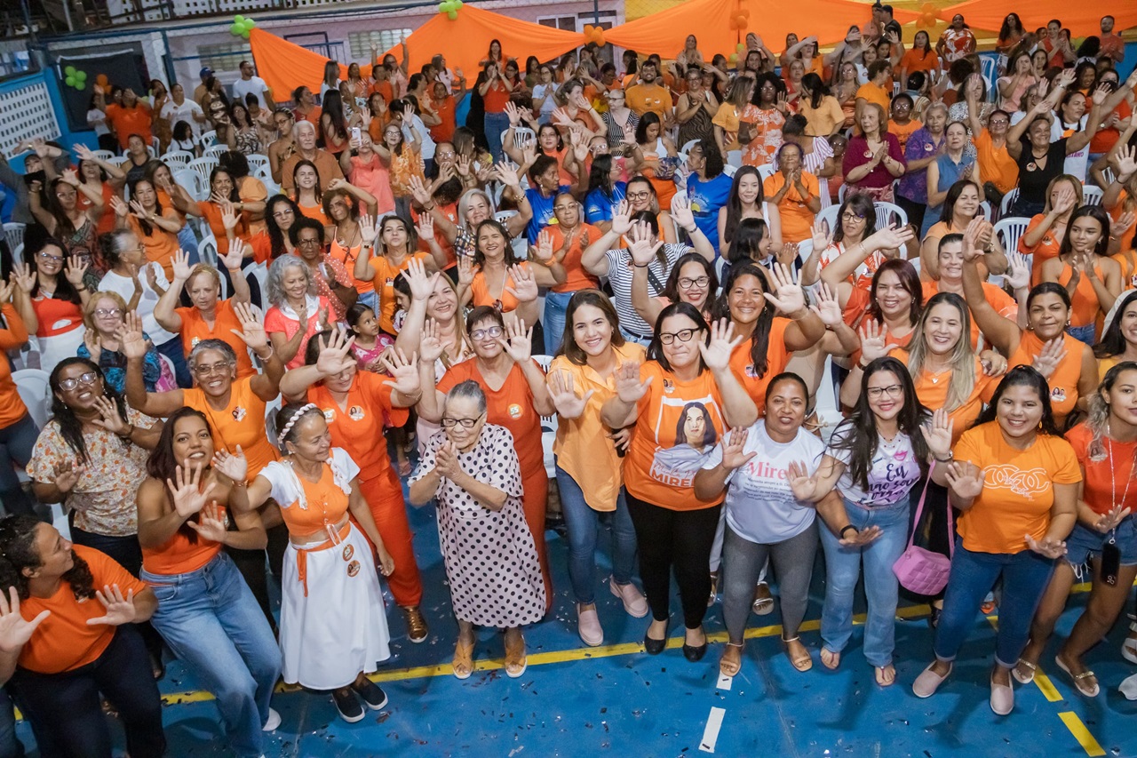 Mirella se reuniu com um grupo de mulheres na escola que estudou