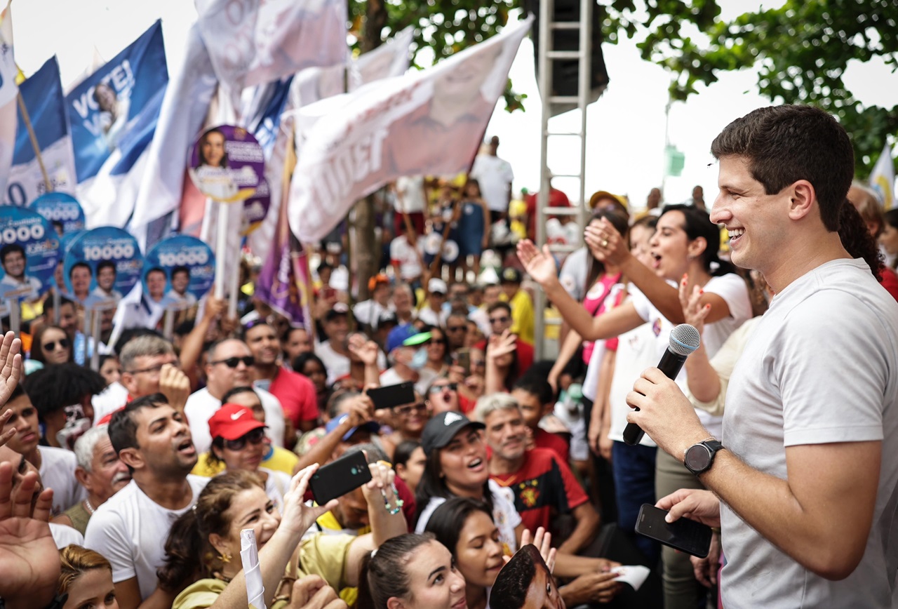 O prefeito e candidato à reeleição João Campos anunciou obras na Cohab e no Ibura, na Zona Sul.