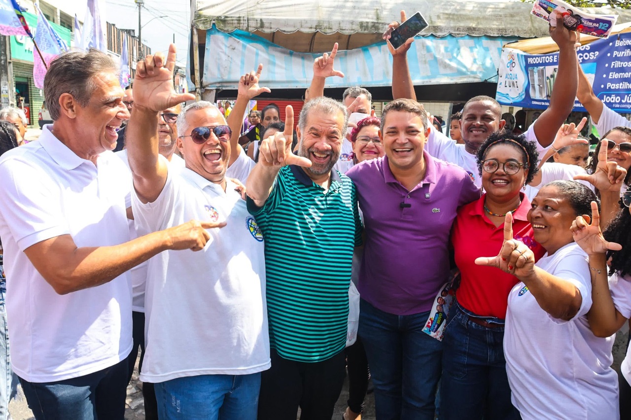 Padilha caminhou ao lado do ministro Lupi em Jardim Paulista